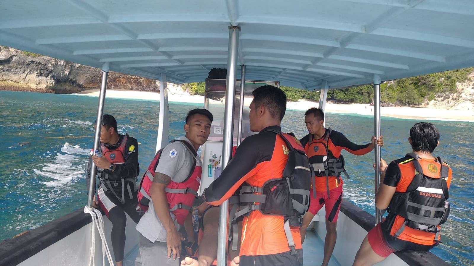 Turis Prancis Cedera Saat Berenang di Pantai Kelingking Klungkung