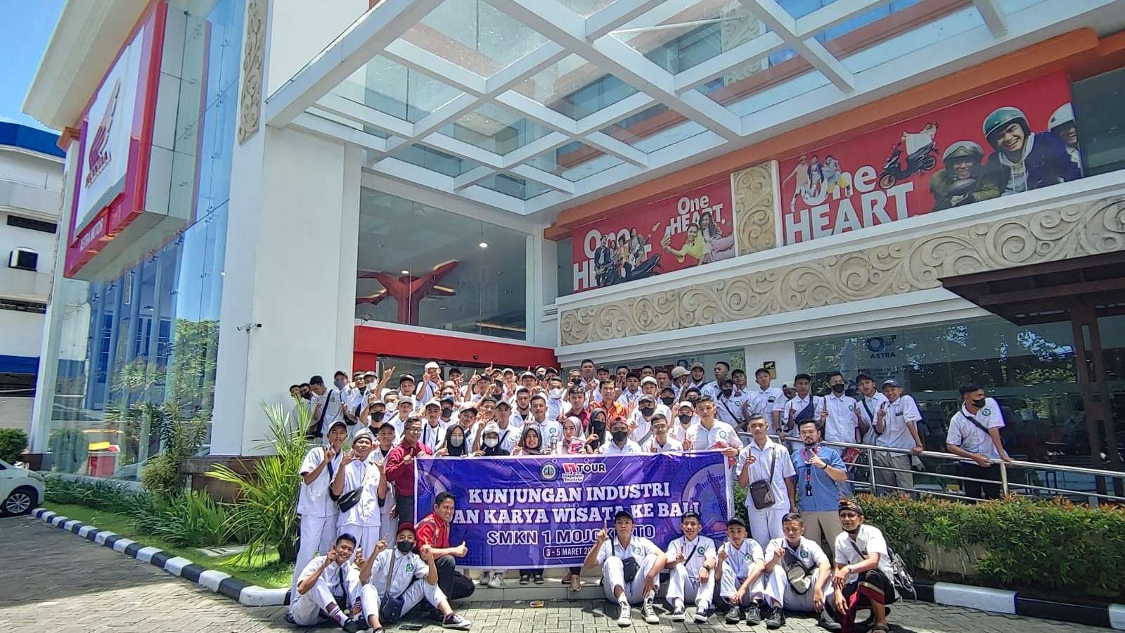 89 Siswa SMKN 1 Mojokerto Kunjungan Industri ke Astra Motor Bali