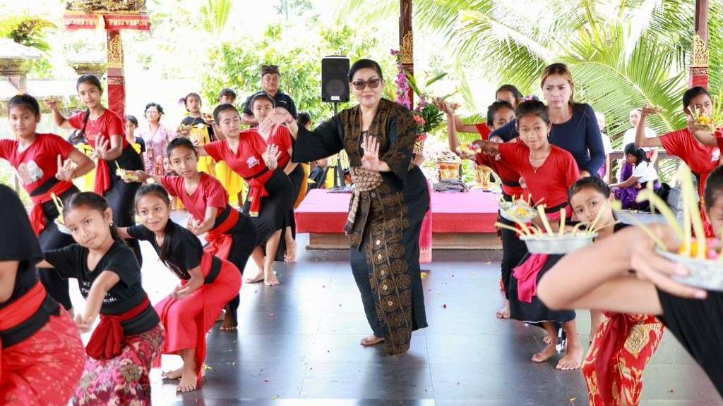 Purti Koster Ingin Krama Istri Desa Adat Terus Perkuat Pelestarian Tari Rejang