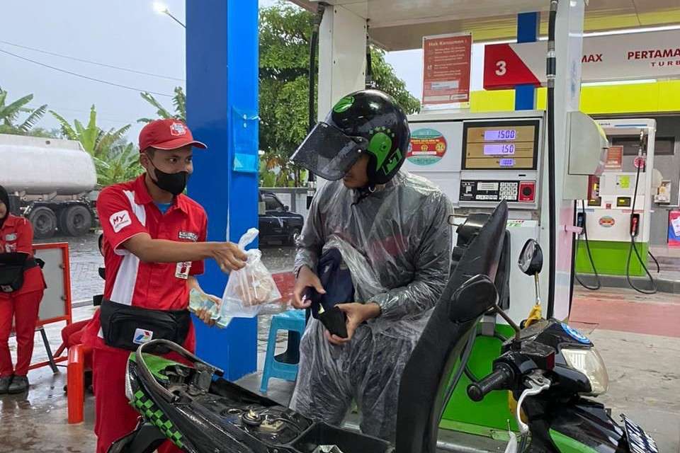 Pertamina Berbagi Takjil Serentak di SPBU se Jatimbalinus saat Peringati Nuzulul Qur’an