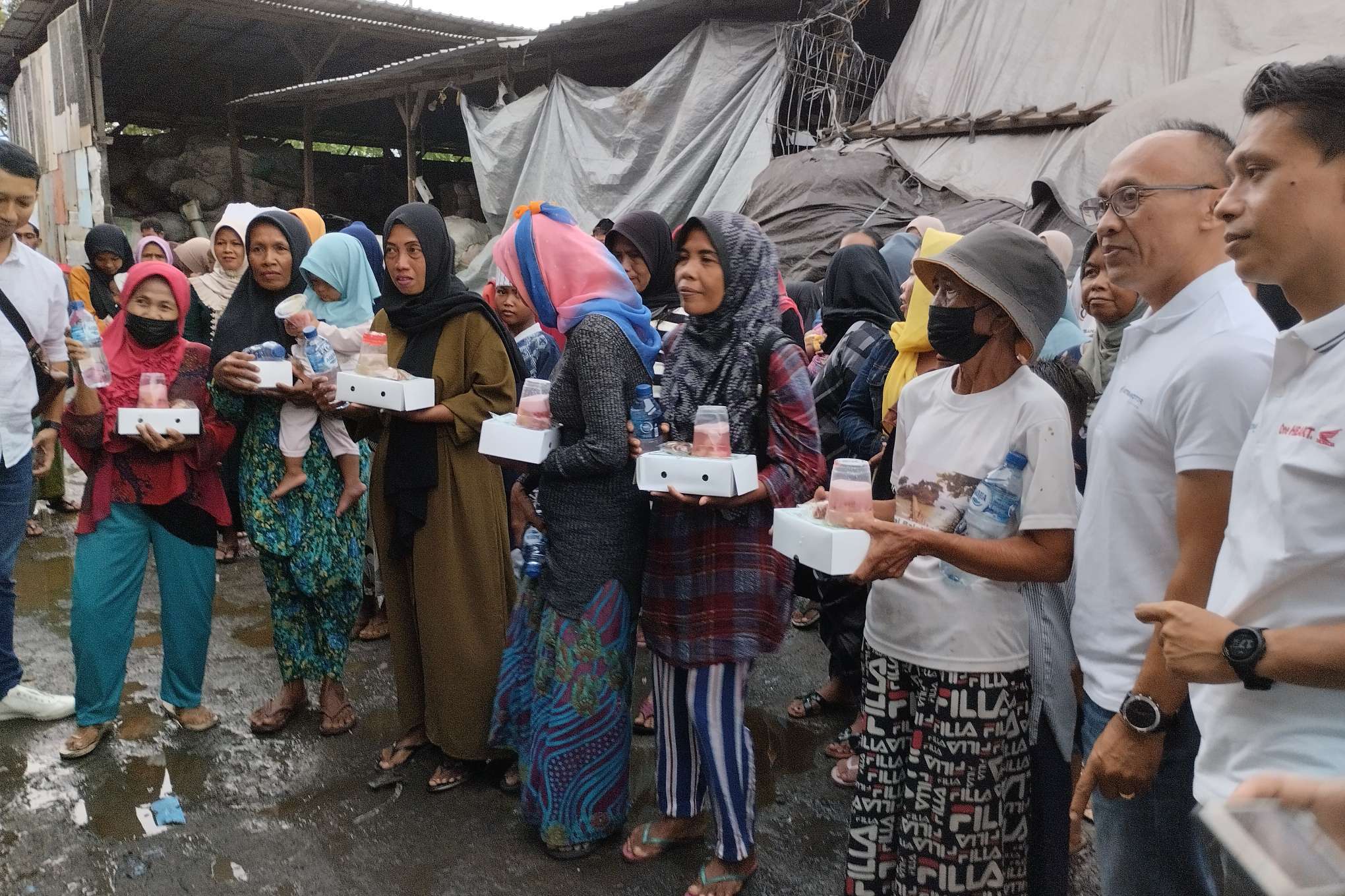 Astra Motor Bali Bagikan Al Quran dan Hidangan Buka Puasa untuk Pemulung di TPA Suwung