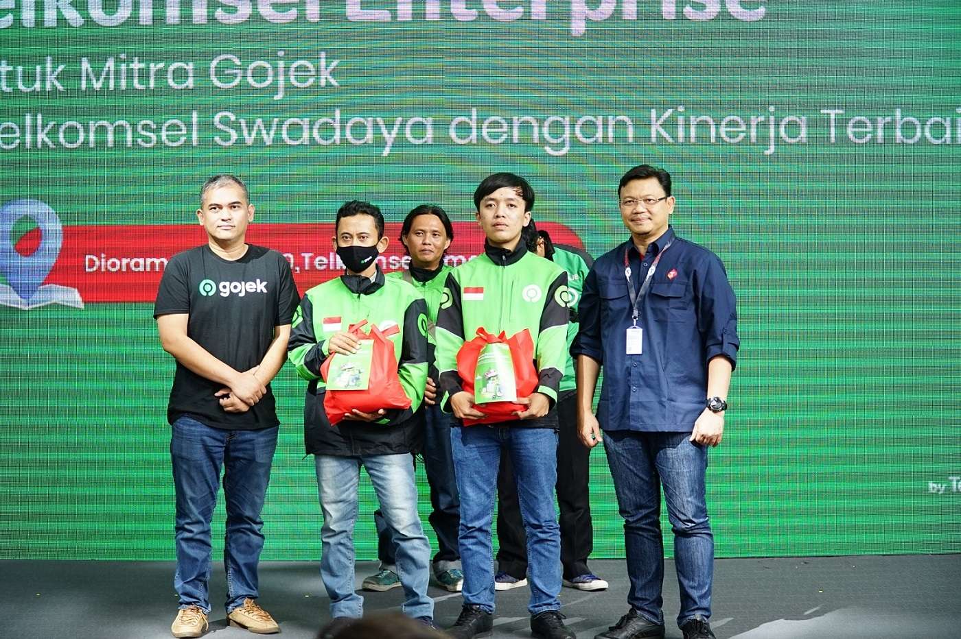 Telkomsel Bagikan 250 paket Sembako kepada Pengemudi Gojek yang Rutin Beli Paket Internet Swadaya