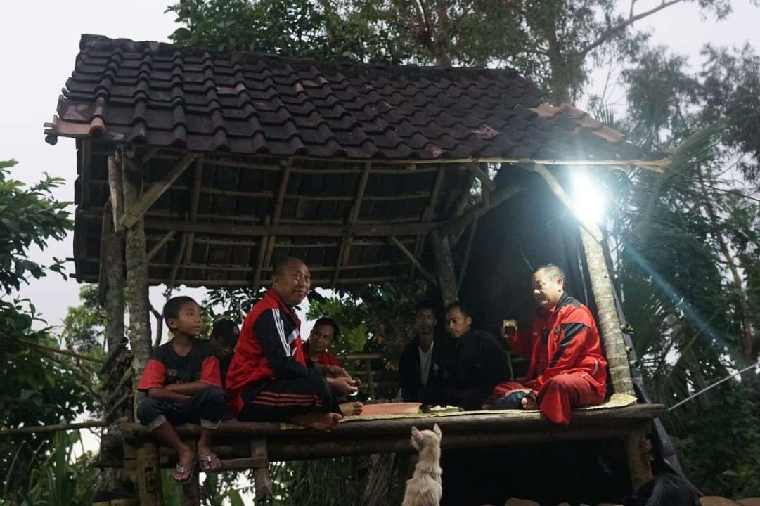 Menginap di Gubuk Warga, Bupati Gede Dana Janjikan Bedah Rumah dan Perbaiki Akses Jalan