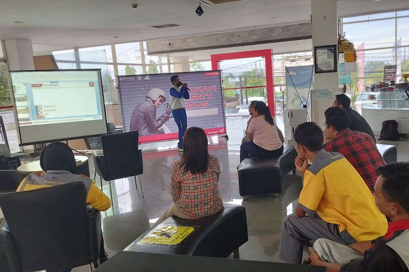 Edukasi Safety Riding Cari_Aman bagi Karyawan Astra Daihatsu Sanur