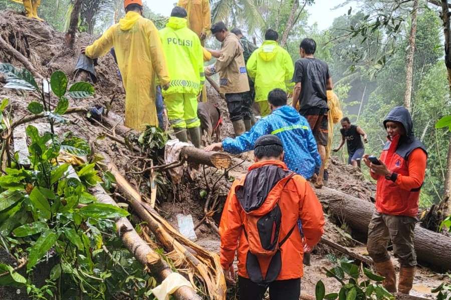 Longsor Terjang Desa Tribuana Karangasem, Satu Rumah Tertimbun Tanah Dua Warga Hilang