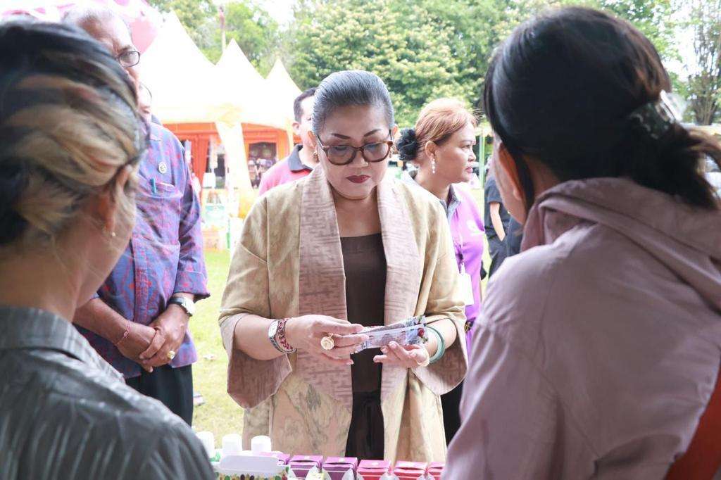 Putri Koster Ungkap Endek Songket Bali Terancam Produk Luar yang Menjiplak dan Diproduksi Massal