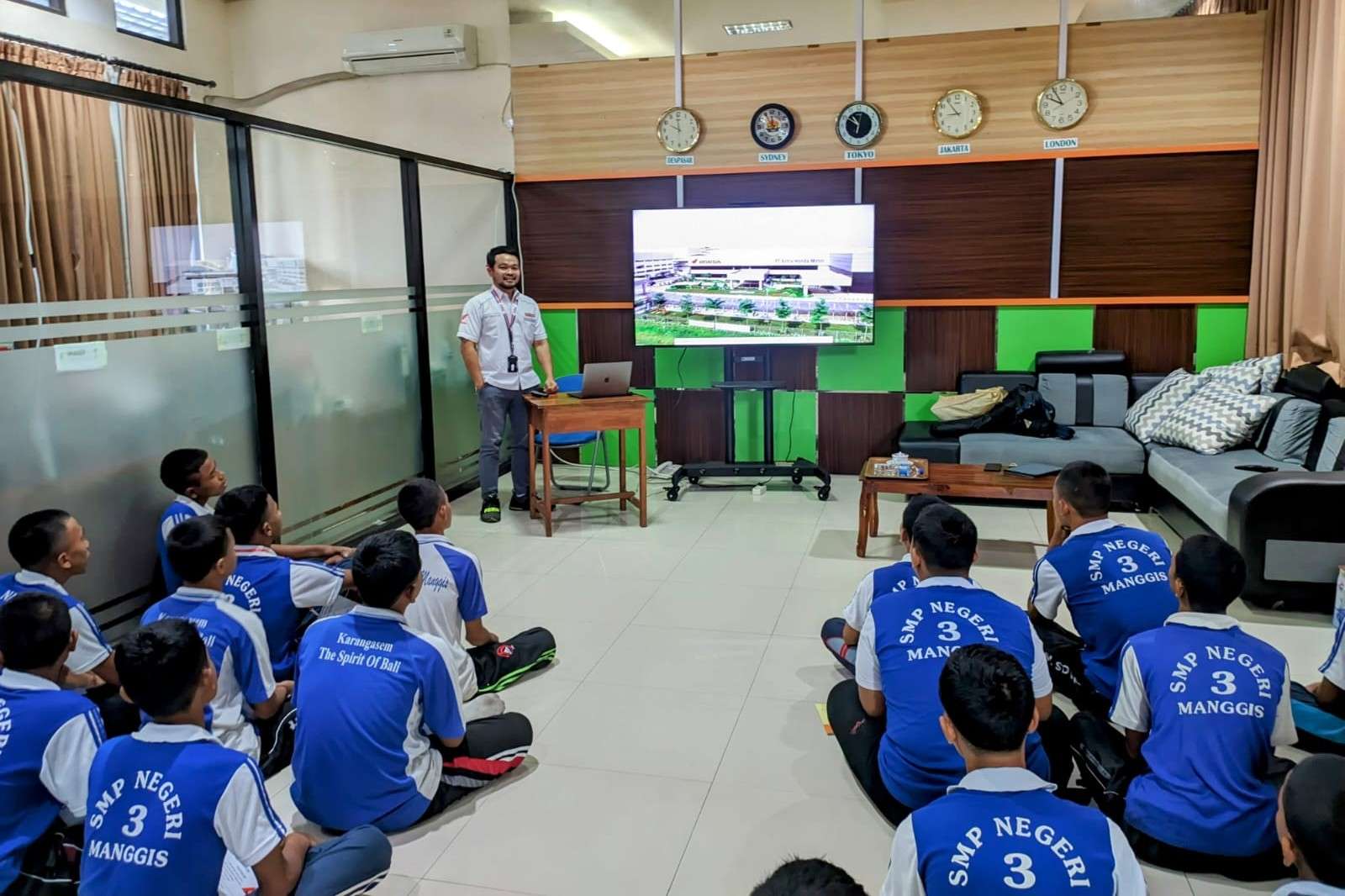 Siswa SMKN 1 Manggis Dapat Panduan Profile TBSM Astra Honda saat MPLS