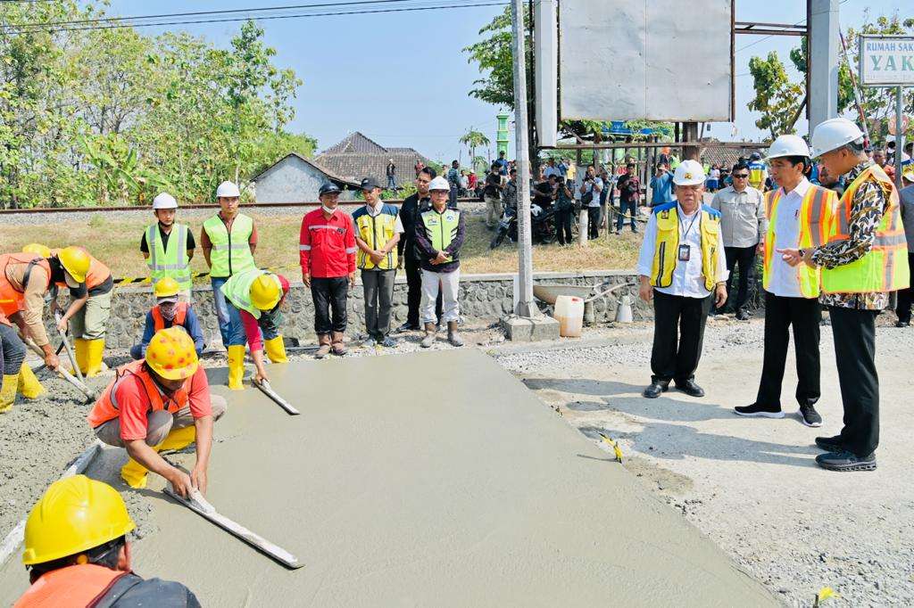 Lintasi Jurusan Surakarta- Gemolong-Purwodadi, Jokowi: Sejak Kecil Lewati Jalan Ini Nggak Pernah Beres