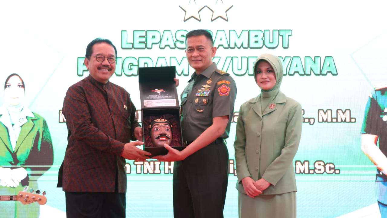 Serahkan Topeng Patih, Wagub Cok Ace Ingin Mayjen TNI Sonny Aprianto Teguh Bela Keadilan
