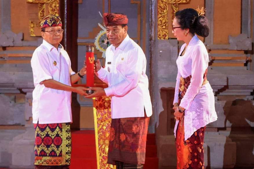 Serahkan SK Perpanjangan Masa Jabatan, Ini Pesan Gubernur Koster kepada Pj Bupati Buleleng Ketut Lihadnyana