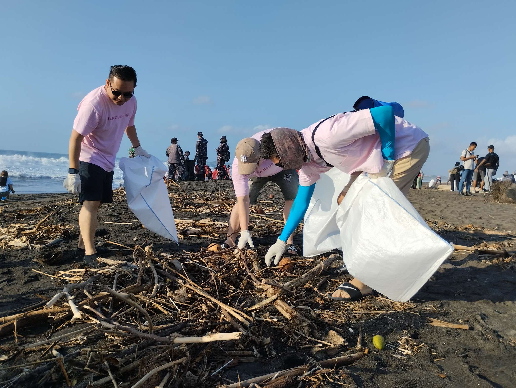 World CleanUp Day 2023, Sociolla Bersama 1200 Relawan Bersihkan Pantai Lembeng Bali