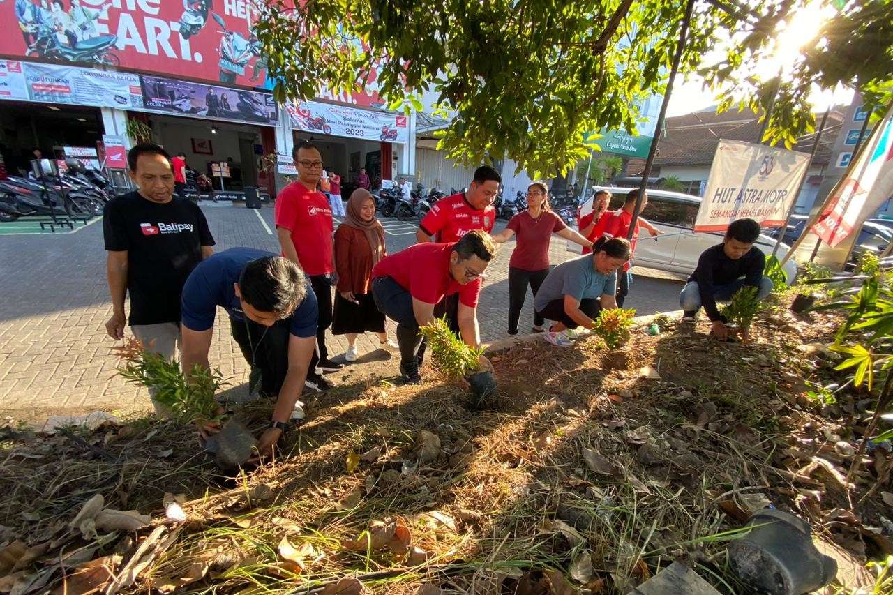 Semarak Harpelnas 2023, Astra Motor Nusa Dua Tanam Pohon Wujud Sinergi Bagi Negeri