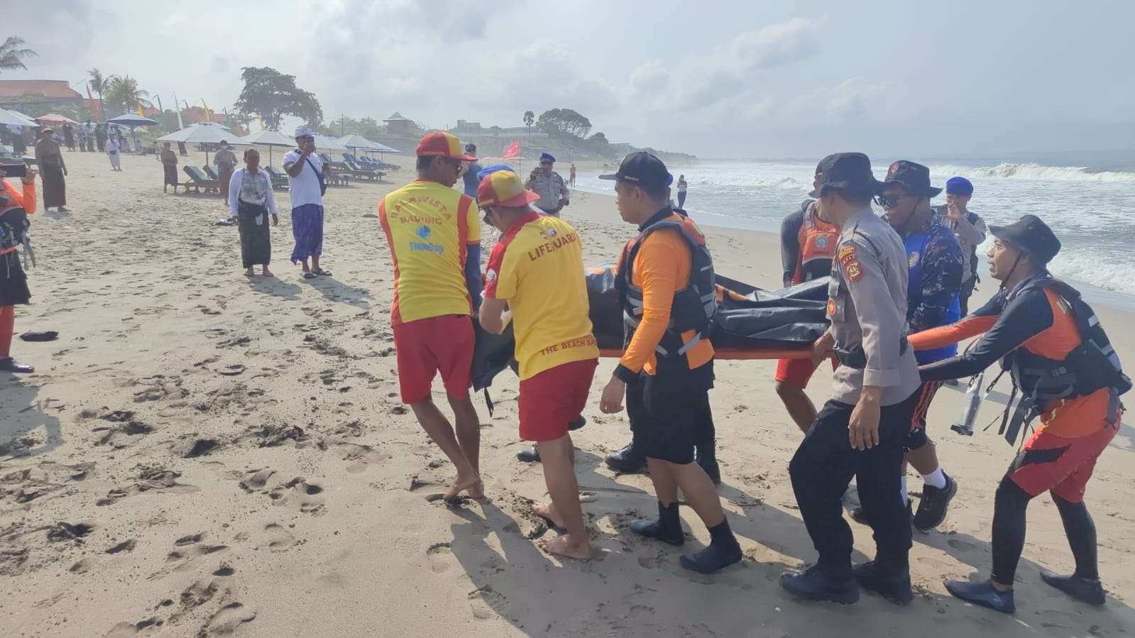 Wisatawan China Terseret Arus di Pantai Batu Belig Ditemukan Meninggal Dunia