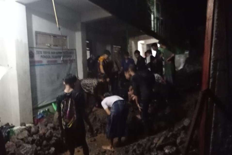 Hujan Deras, Satu Warga Meninggal Tertimbun Longsor di Karangasem