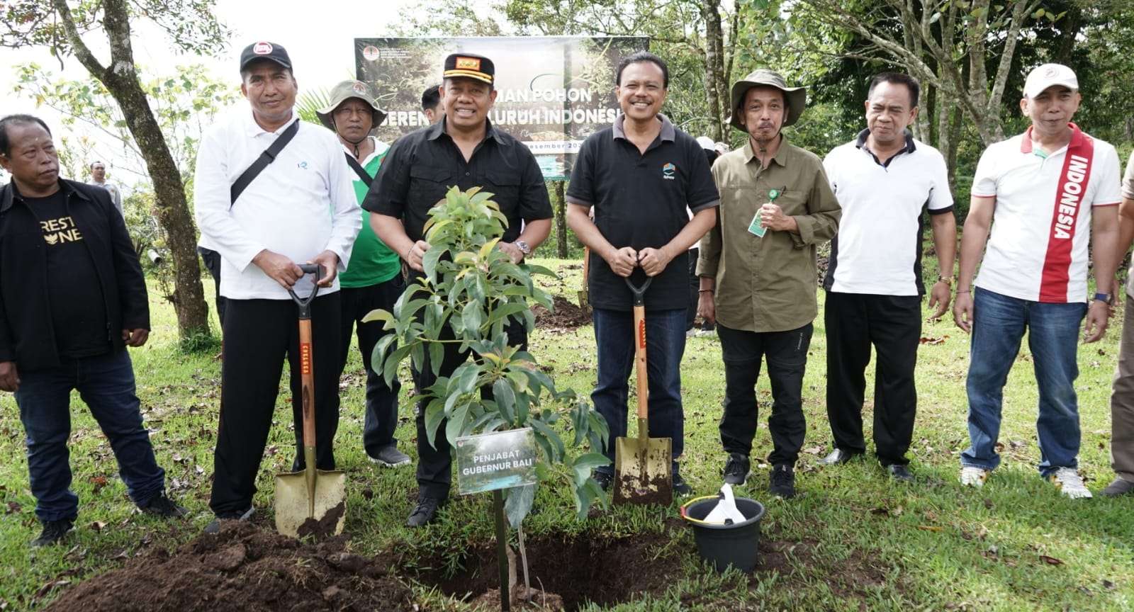 Penanaman Pohon Serentak di Tabanan, Pj Gubernur Mahendra Jaya Ajak Generasi Muda Peduli Lingkungan