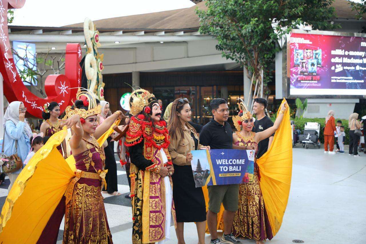 Dekorasi dan Ornamen Unik Perayaan Galungan dan Kuningan Sambut Penumpang di Bandara Ngurah Rai