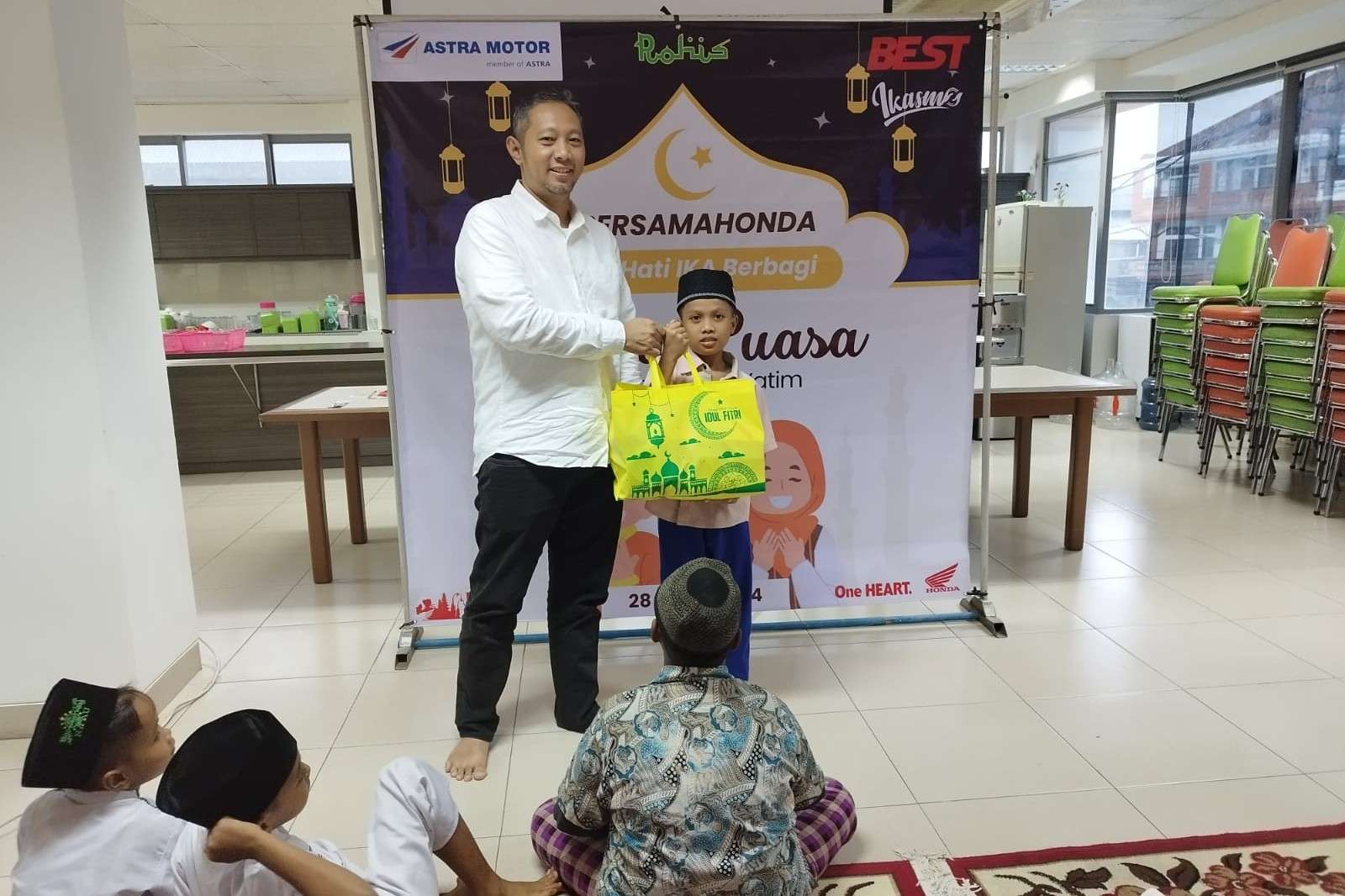 ‘Satu Hati Saling Berbagi’ Rohis Astra Motor Bali Ajak Anak Yatim Piatu Buka Puasa Bersama