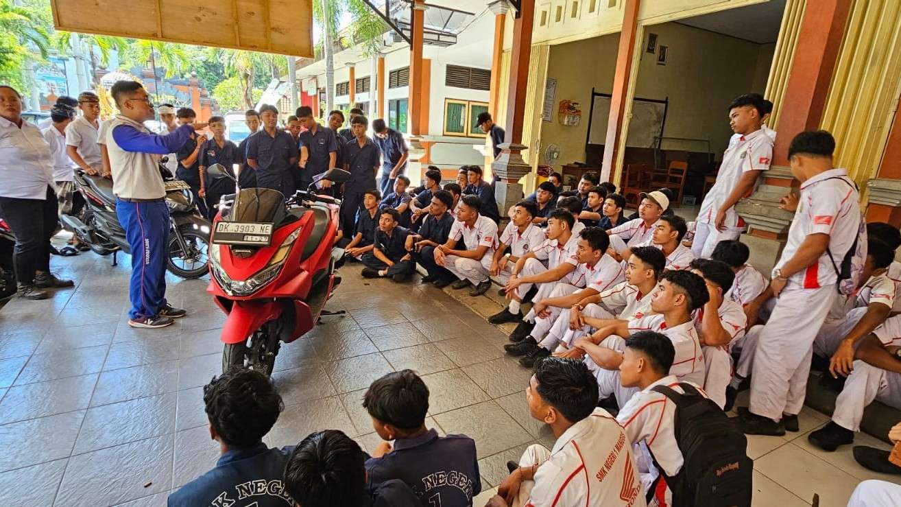 Puluhan Siswa SMK Negeri 1 Manggis Dalami 4 Dasar Ilmu Keselamatan Berkendara