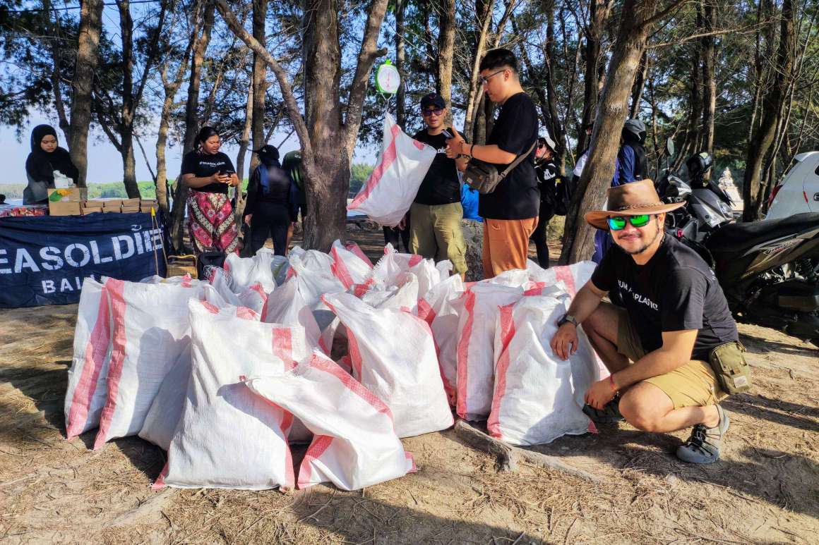 Berbarengan WWF 2024, EIGER Adventure Ajak Komunitas Bersihkan Sampah Plastik Pantai Sanur