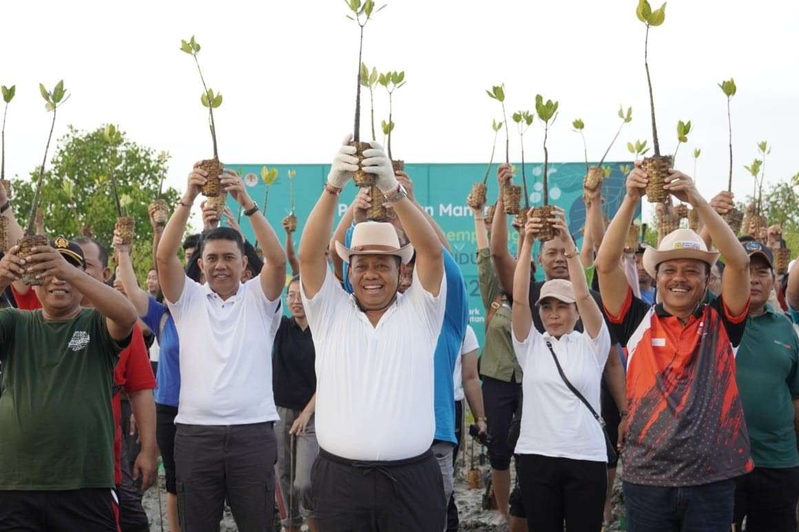 Tanam 500 Mangrove, Pj Gubernur Mahendra Jaya Apresiasi Masyarakat Merawat Bumi