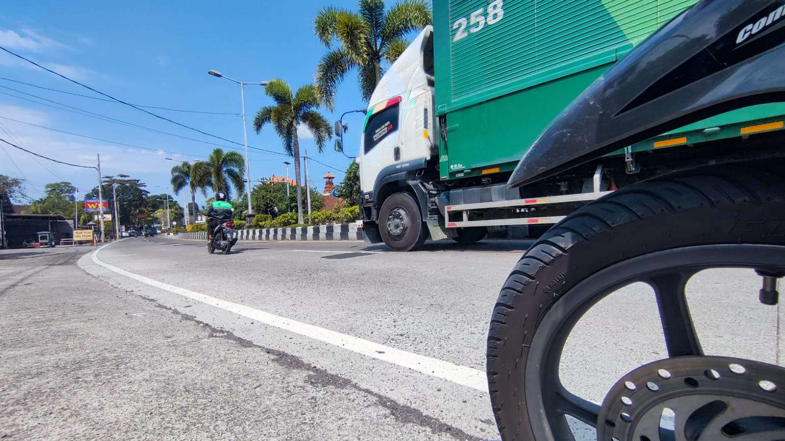 Tips Cari_Aman Berkendara saat Berkendara di Jalan Beton