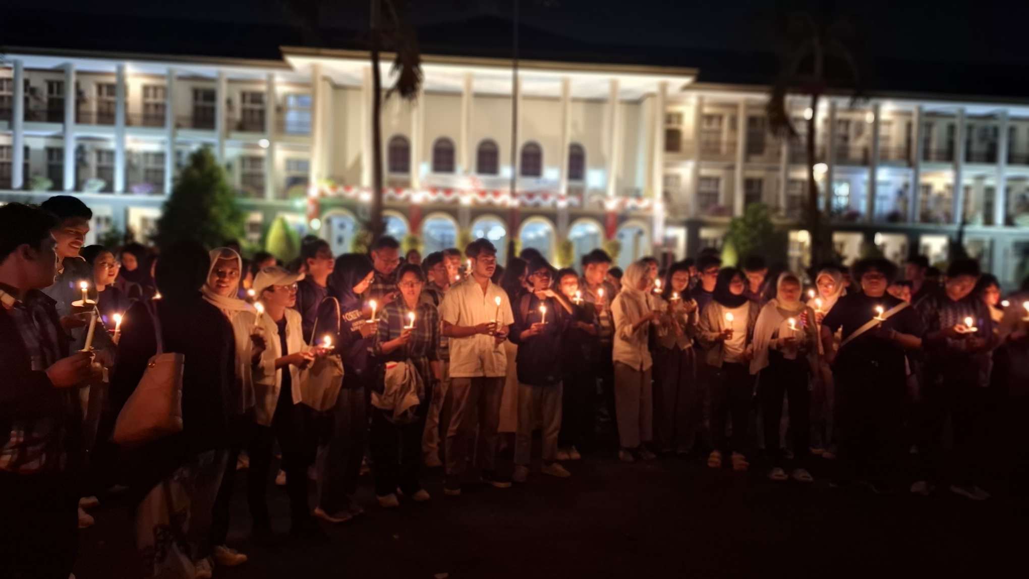 UGM Berduka! Nyalakan Lilin di Pohon Bodhi, Nilai Demokrasi Sudah Enggak Beres