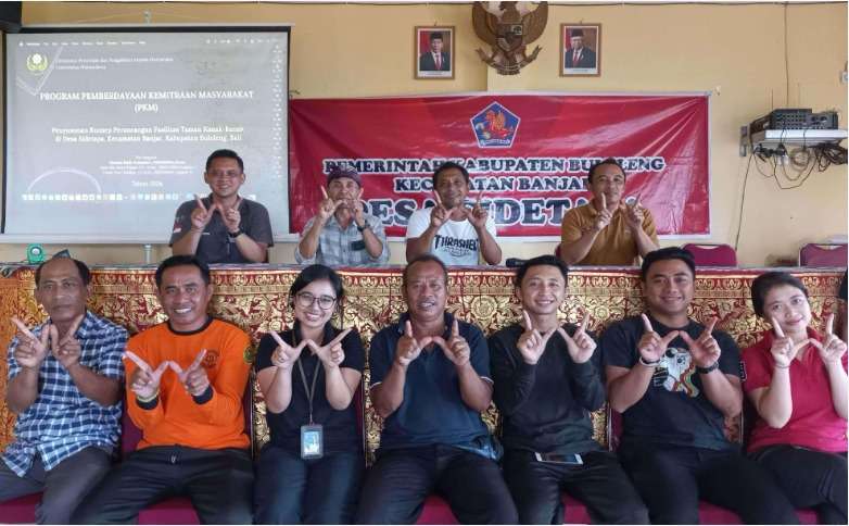 Tim PKM Unwar dan Masyarakat Desa Sidatapa Merancang Fasilitas Taman Kanak-kanak