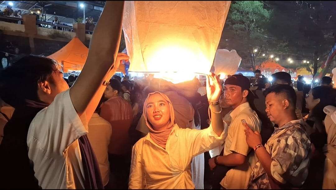 1001 Lampion Diterbangkan Hiasi Langit Parangtritis, Hadirkan Kebersamaan yang Romantis
