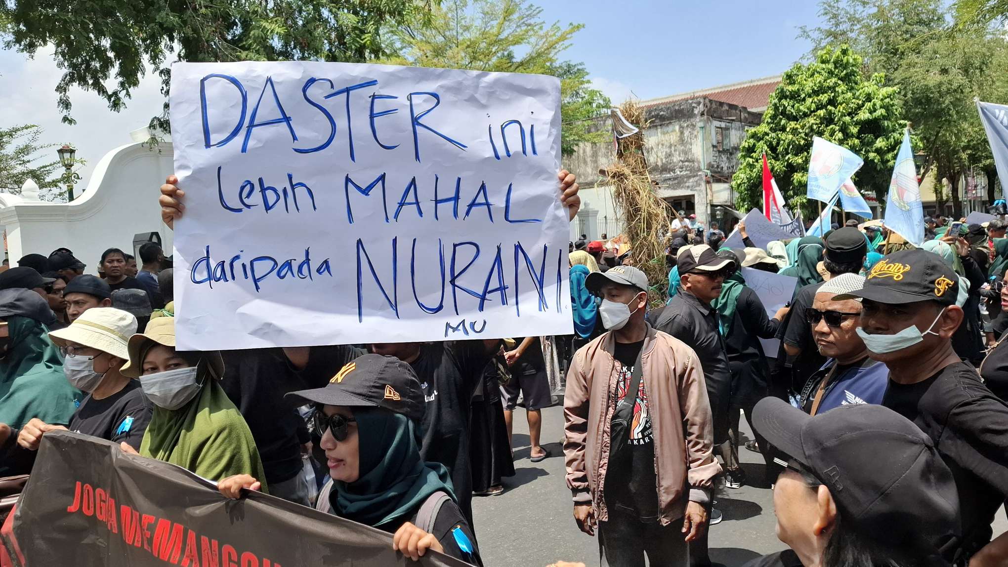 Ratusan Pedagang Geruduk Kantor Gubernur DIY, Usung Keranda Mayat Simbol Matinya Usaha Akibat Relokasi