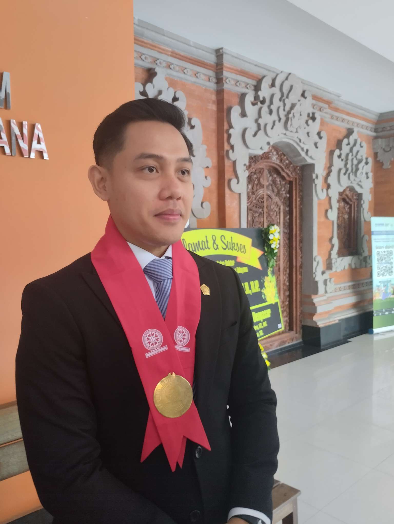 Pertahankan Disertasi di Unud,Yonathan Andre Baskoro Dorong Pemerintah Serius Siapkan Regulasi Pinjol