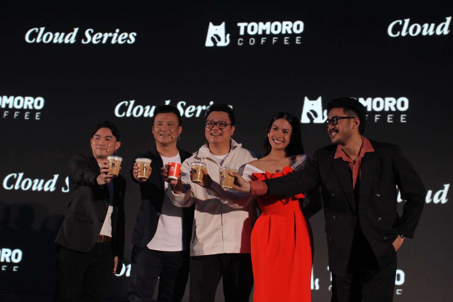 Sukses Jual 40 Juta Cup dalam Setahun, Tomoro Coffee Kenalkan Maudy Ayunda sebagai Tomoro Empowering Officer