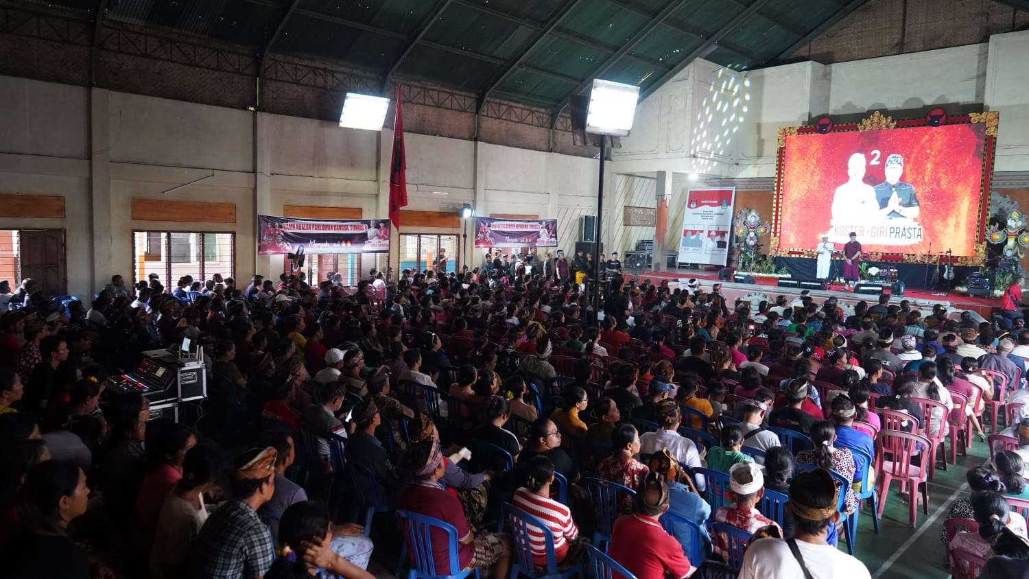 Ribuan Warga Busungbiu Berbusana Adat Bali Hadiri Kampanye, Koster Ajak Tumbuhkan UMKM dan IKM