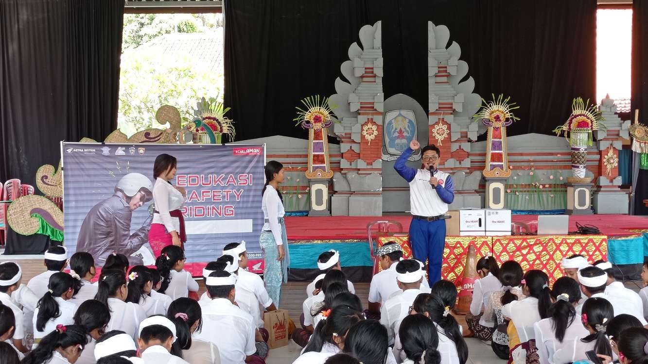 Ratusan Siswa SMAN Gianyar Ikuti Edukasi Safety Riding Menjaga Jarak dengan Metode Waktu