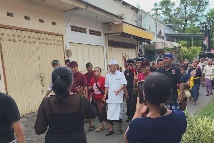 Momen Koster Diarak Keliling Kampung Baru Buleleng, Warga Puji Penampilannya Sempurna saat Debat Pilgub Bali