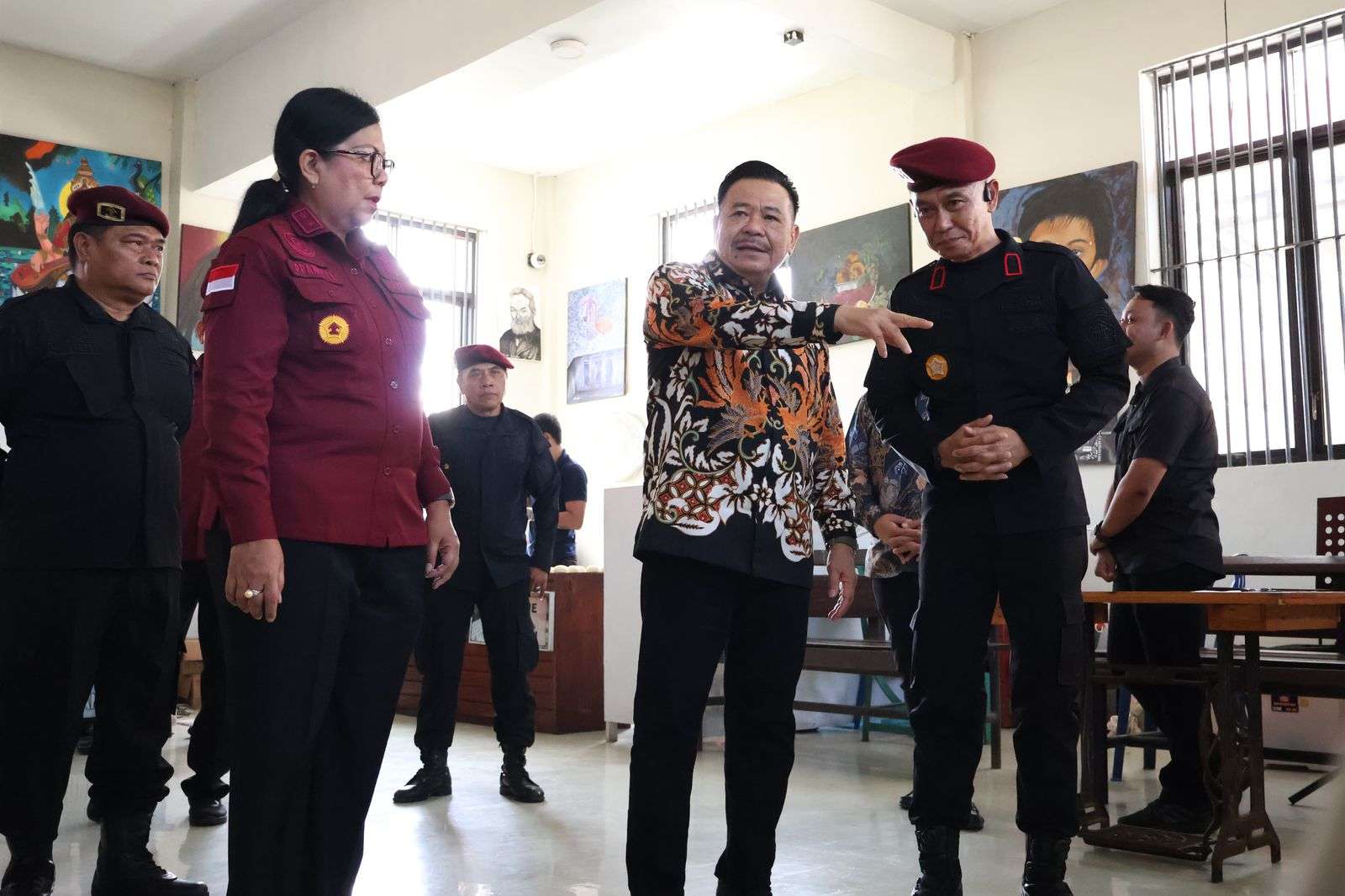 Kunjungi Lapas Kerobokan, Wamen Otto Hasibuan Dihadiahi Lukisan Warga Binaan