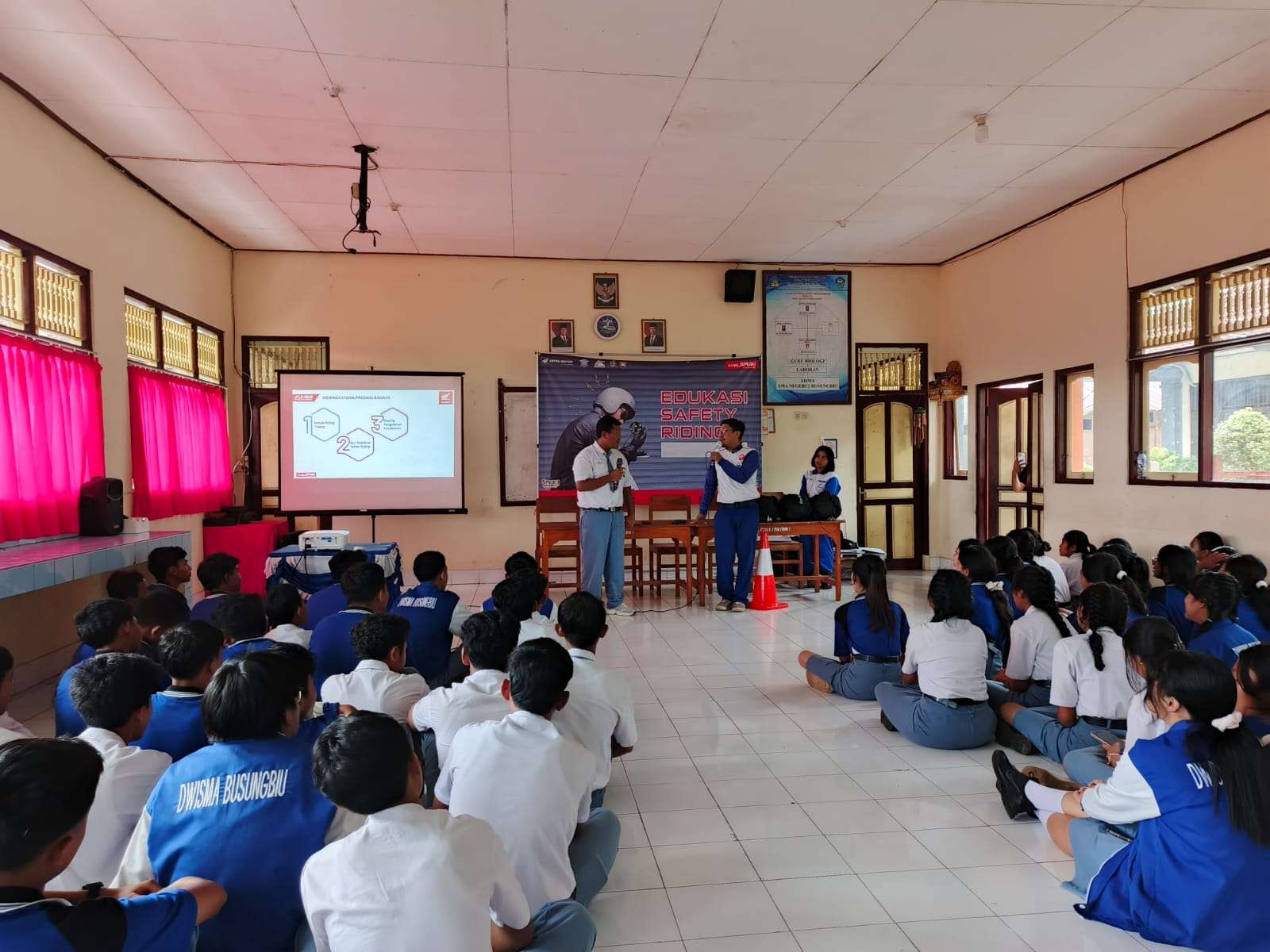 Puluhan Pelajar di Buleleng Ikuti Edukasi Pentingnya Helm saat Berkendara