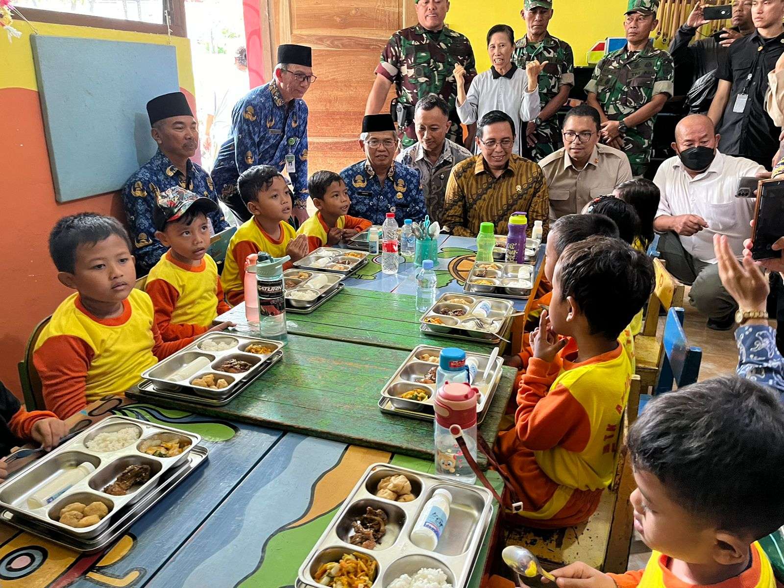 Istana Senang Anak-anak Lahap Santap Makan Bergizi Gratis di SD Sleman