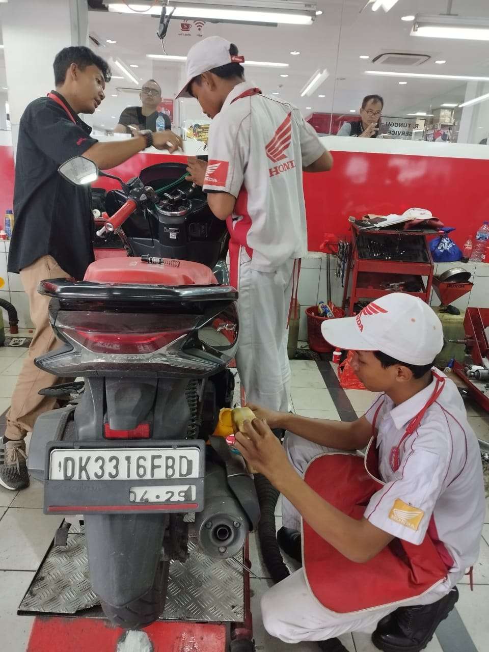 Oli Motor Habis? Jangan Sampai Kejadian! Ini Akibatnya..