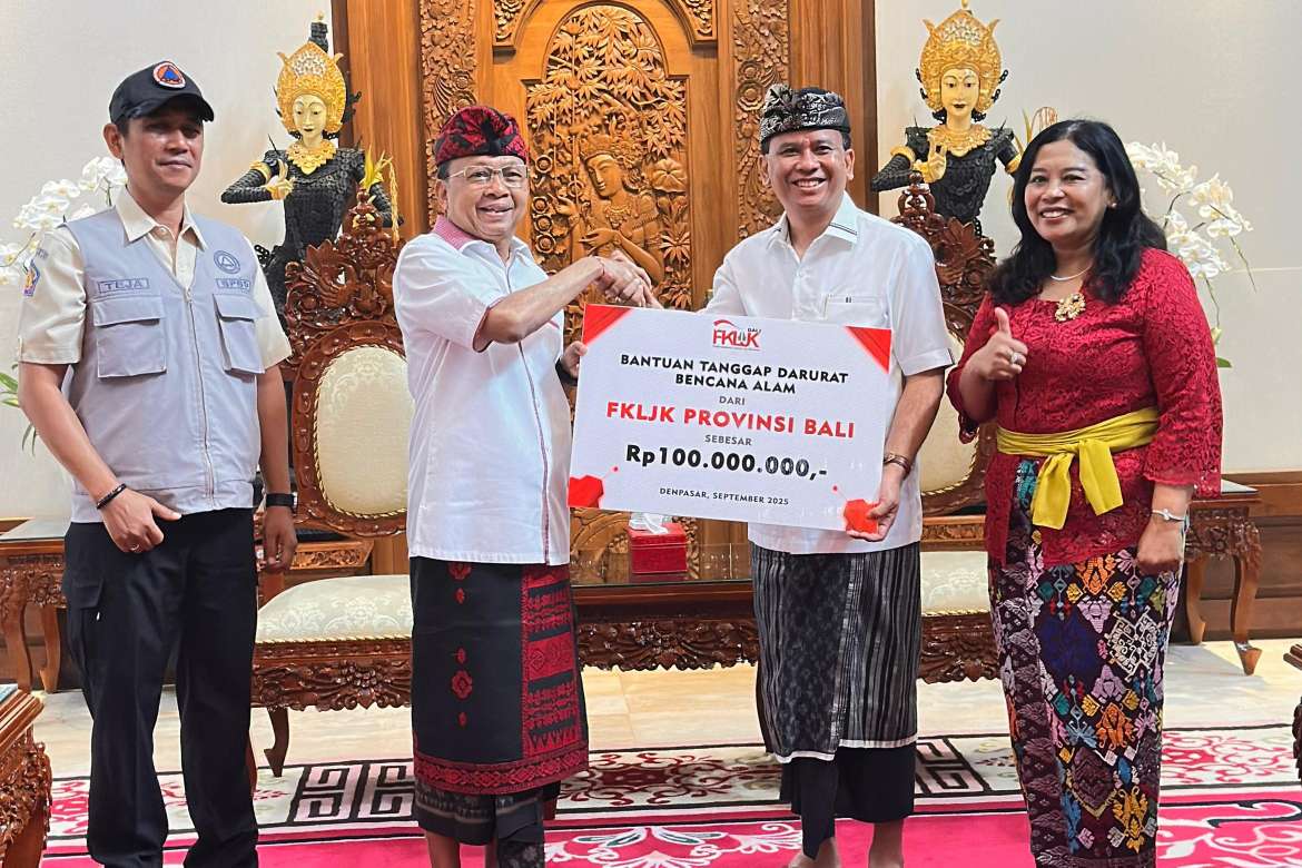 OJK Bali dan FKLJK Donasikan Rp300 Juta untuk Korban Banjir