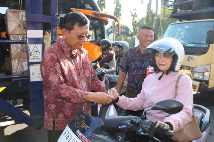Sambut HUT ke-81 RI, Pemkab Buleleng Bagikan 15 Ribu Bendera Merah Putih