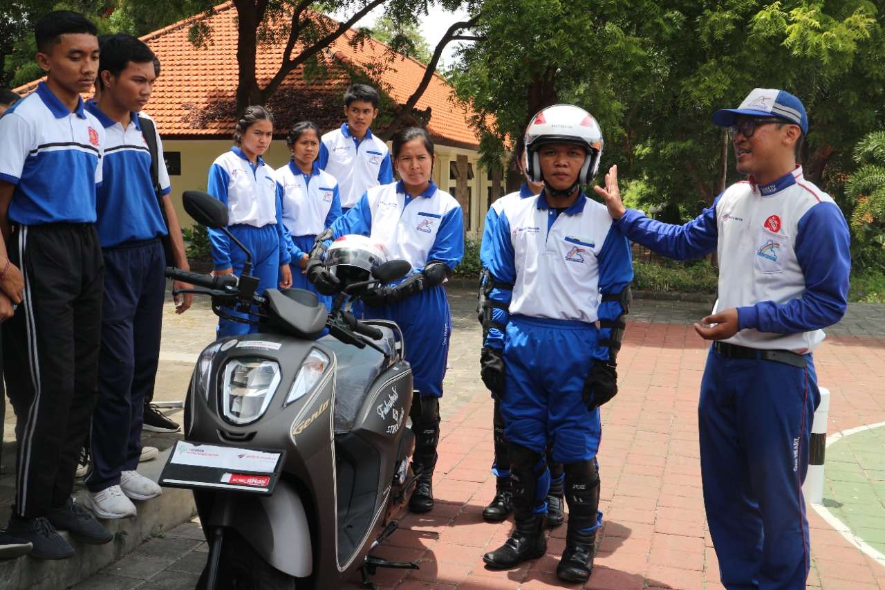 Duta Safety Riding SMANBARA Edukasi Prediksi Bahaya di Jalan Raya