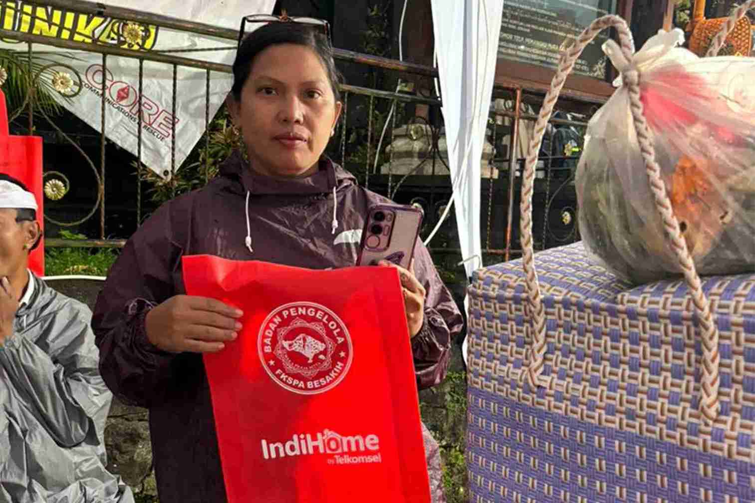 Harmoni Tradisi dan Lingkungan: Telkomsel Hijaukan Ritual Usaba Dalem Puri di Pura Besakih