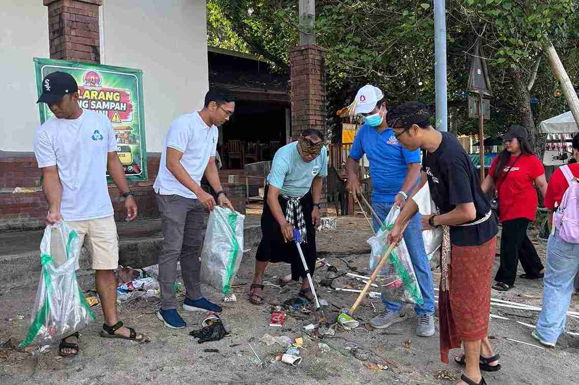 Rayakan Hari Buruh, AMDATARA Ajak Warga Bersih-Bersih Pantai Kuta