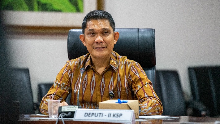 KSP: Jangan Ada Lagi Cerita Guru Nyambi Buruh Tani, Kurir hingga Terjerat Pinjol