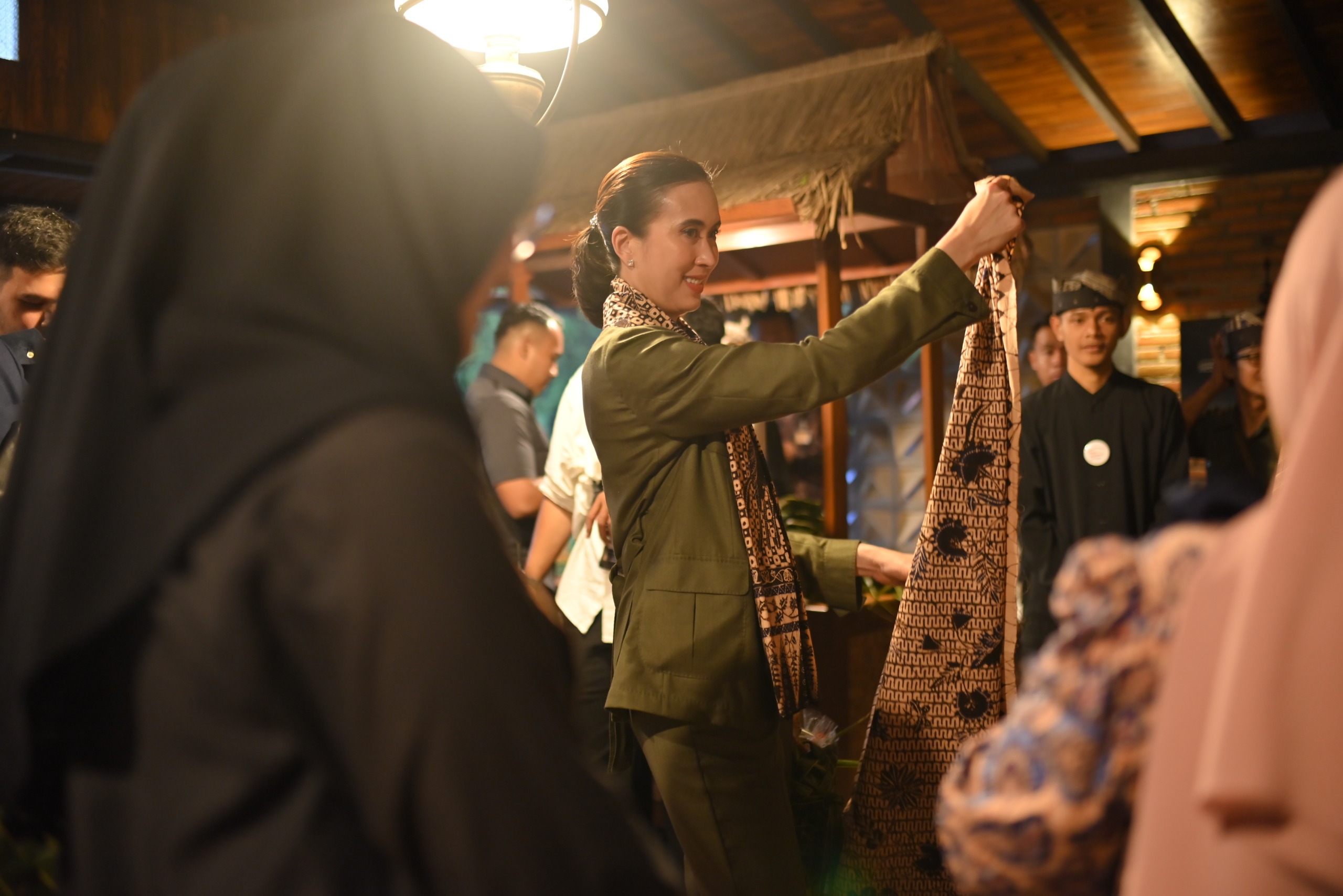 Menpar Widiyanti Putri Wardhana Apresiasi Pelestarian Budaya Osing di Desa Sejahtera Astra Kemiren Banyuwangi