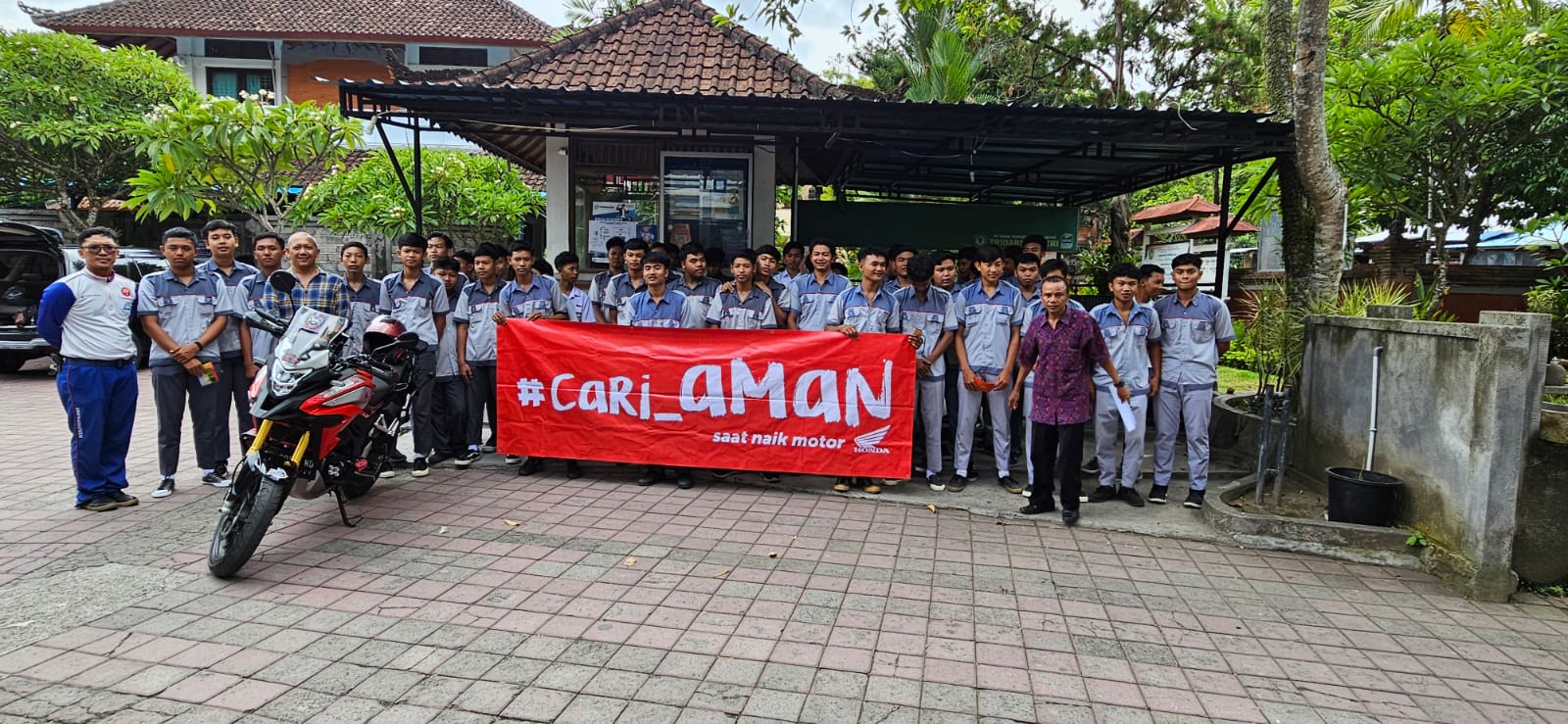 Edukasi Keselamatan Berkendara, Astra Motor Bali Ingatkan Pentingnya #Cari_Aman di SMKN 1 Klungkung