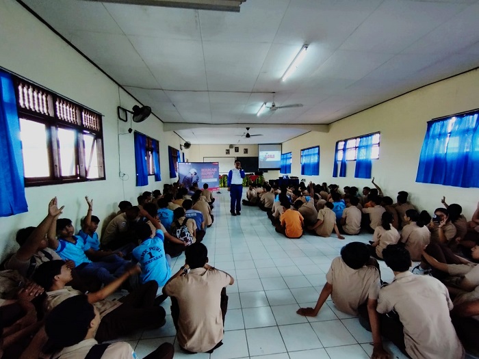 Edukasi di SMK PGRI 1 Denpasar, Astra Motor Bali Bentuk Karakter Generasi Peduli #Cari_Aman