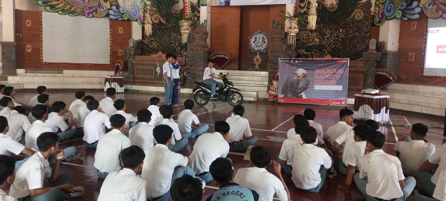 Edukasi ‘Safety Riding’ di SMKN 3 Singaraja, Puluhan Siswa Pahami Istilah ‘Blind Spot’ di Jalan Raya