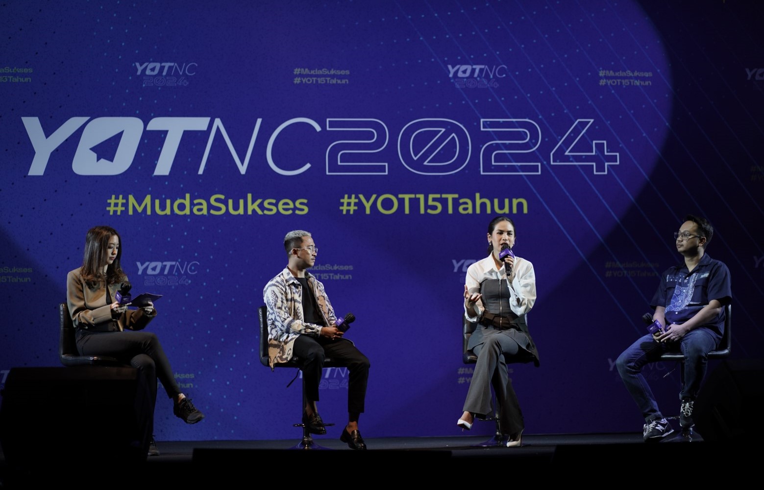 Gede Andika dan Maudy Ayunda Sebarkan Inspirasi di Young On Top National Conference SATU Indonesia Awards 2024