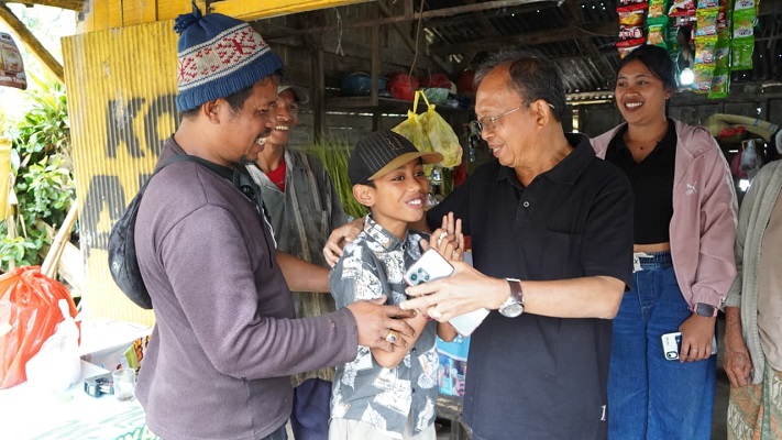 Gubernur Koster Sentuh Hati Pedagang Tua dan Semangati Mimpi Bocah SD di Buleleng